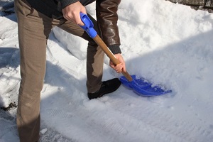 雪かきは腰や膝に負担がかかるのでストレッチでケアしましょう！鴨居内田接骨院